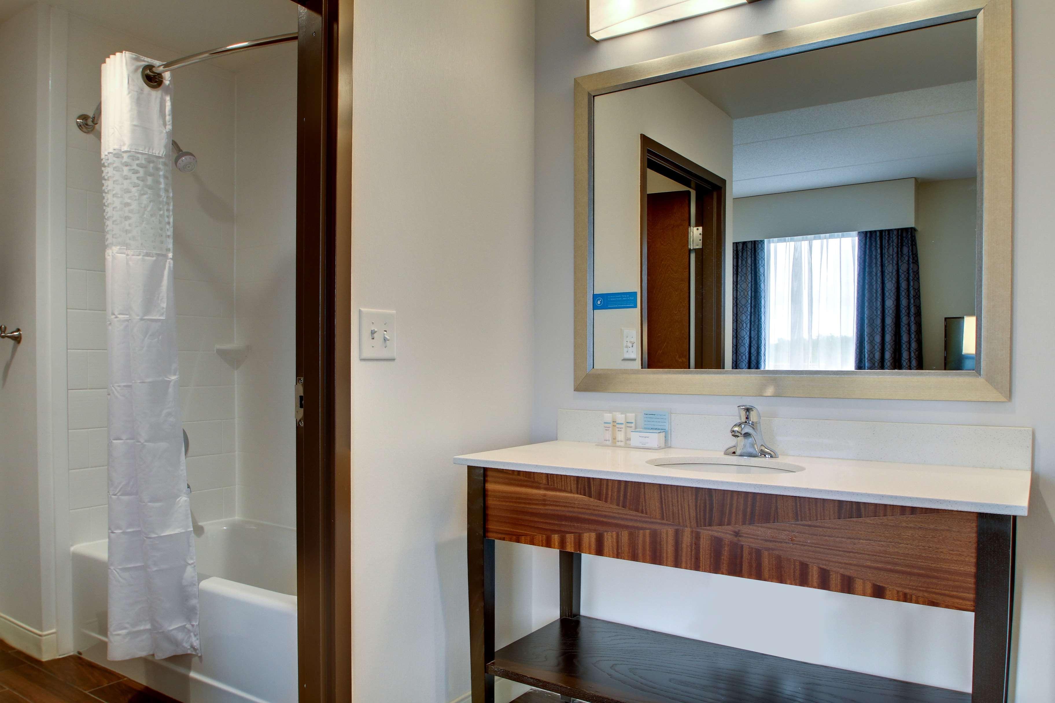 Hampton & Airport 3*