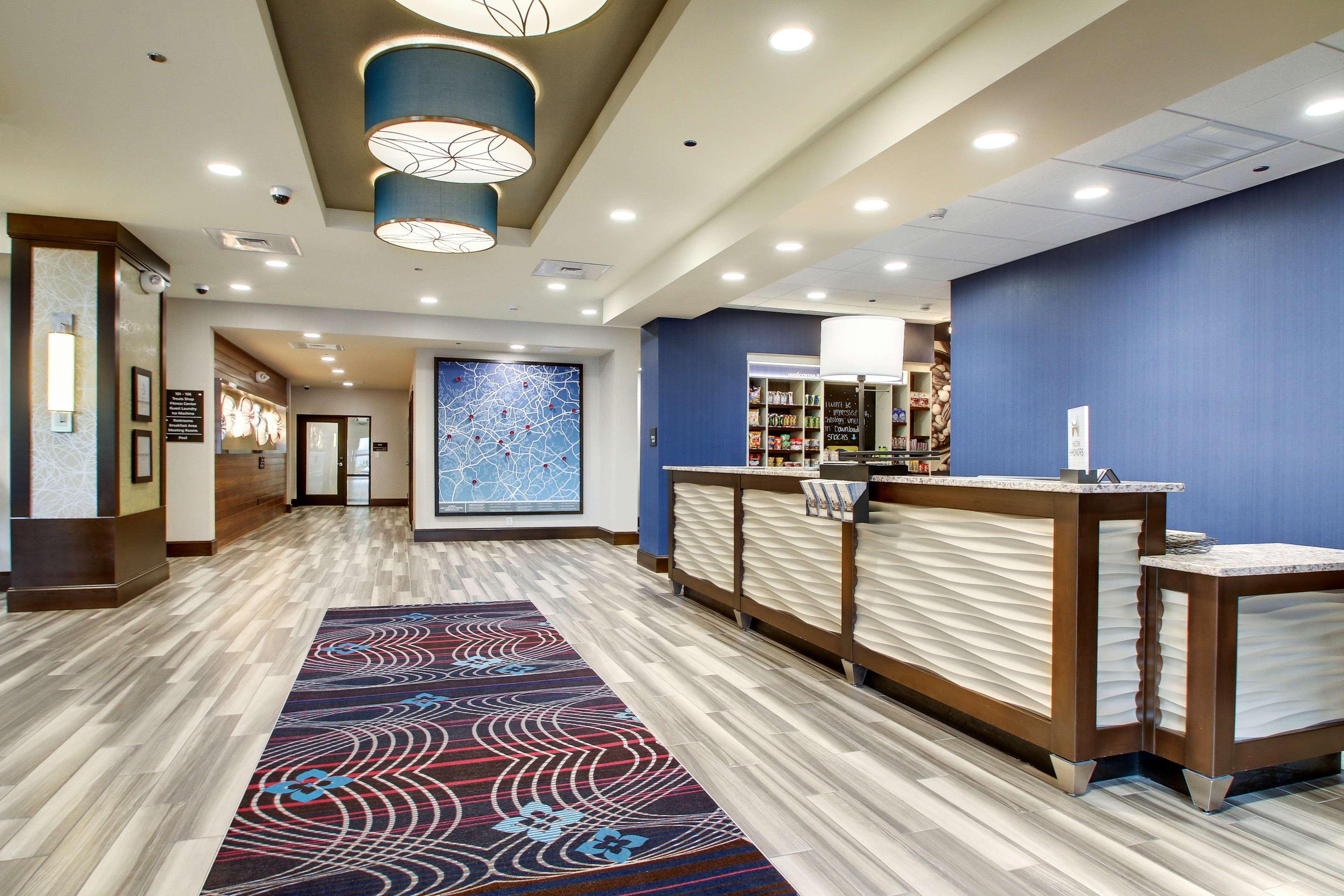 Hampton & Airport 3*