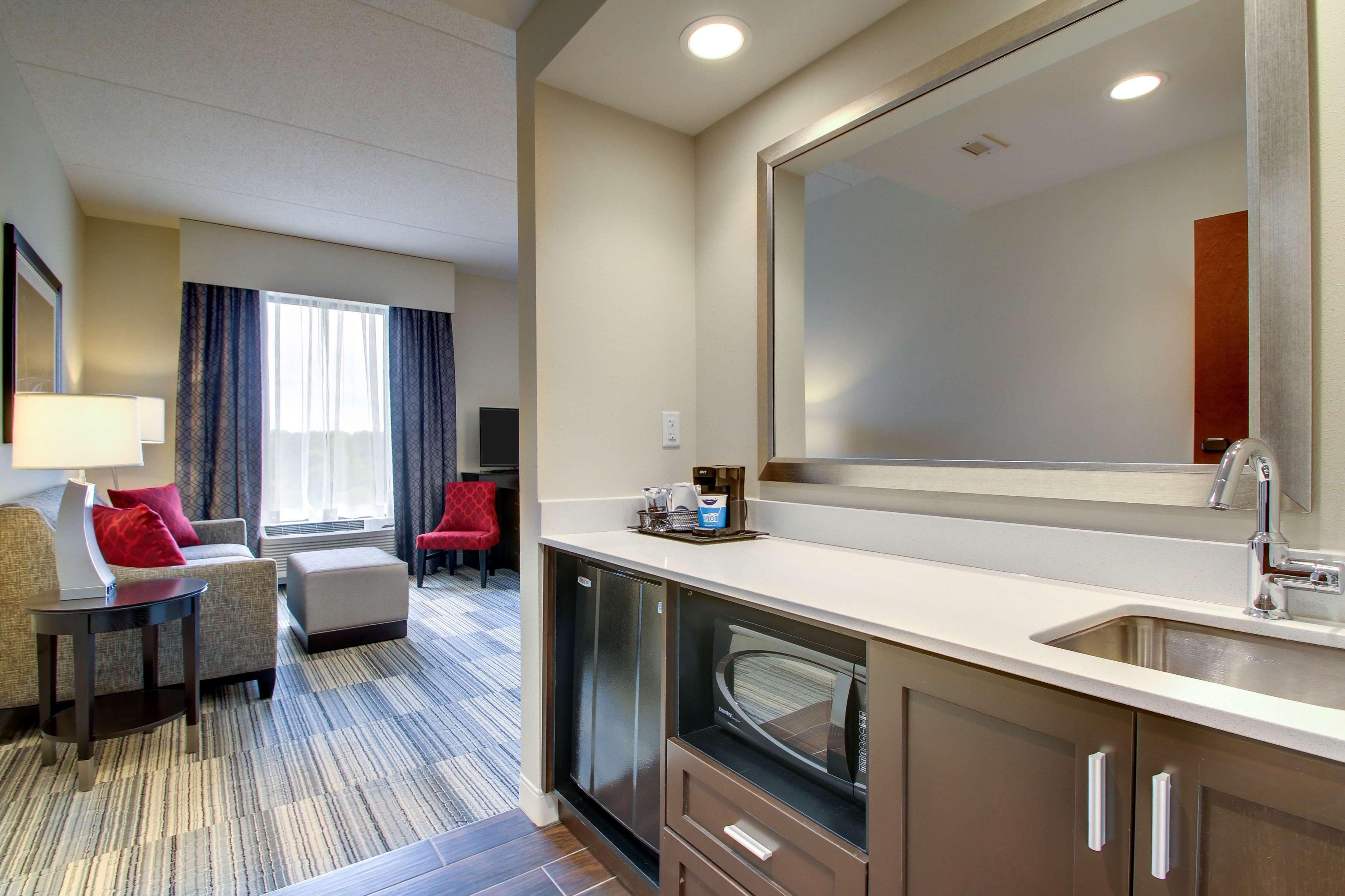 Hampton & Airport 3*