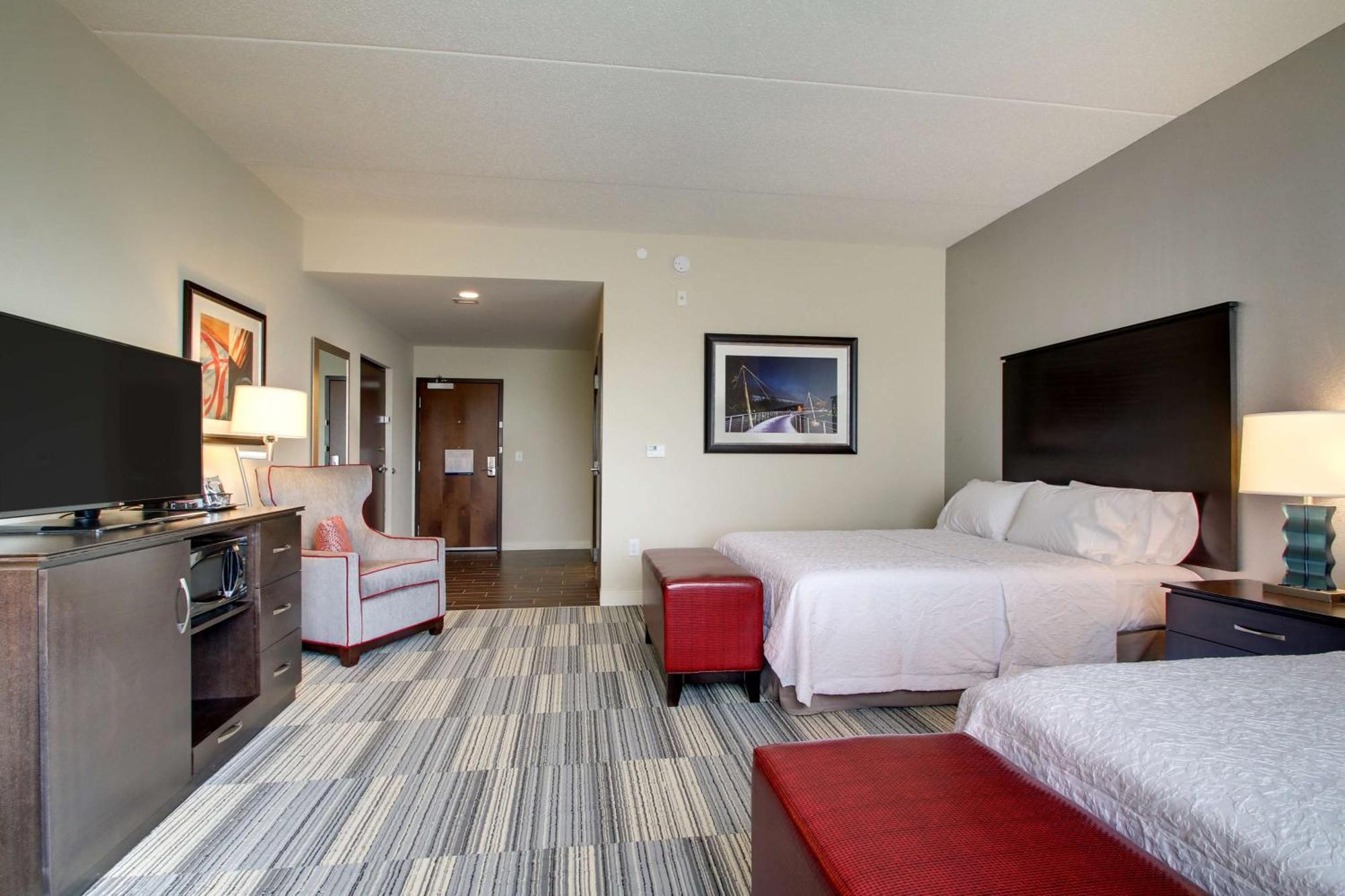 Hampton & Airport 3*