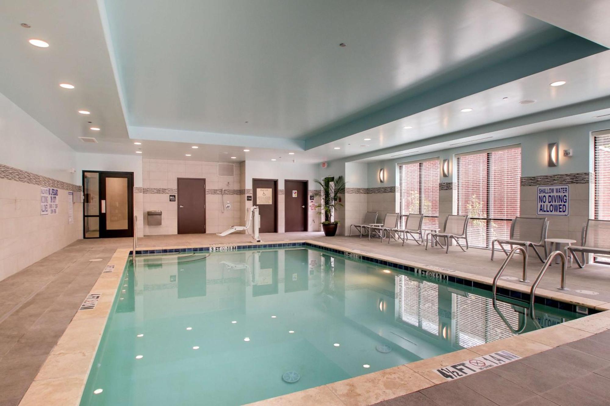 Hotel Hampton & Airport 3*